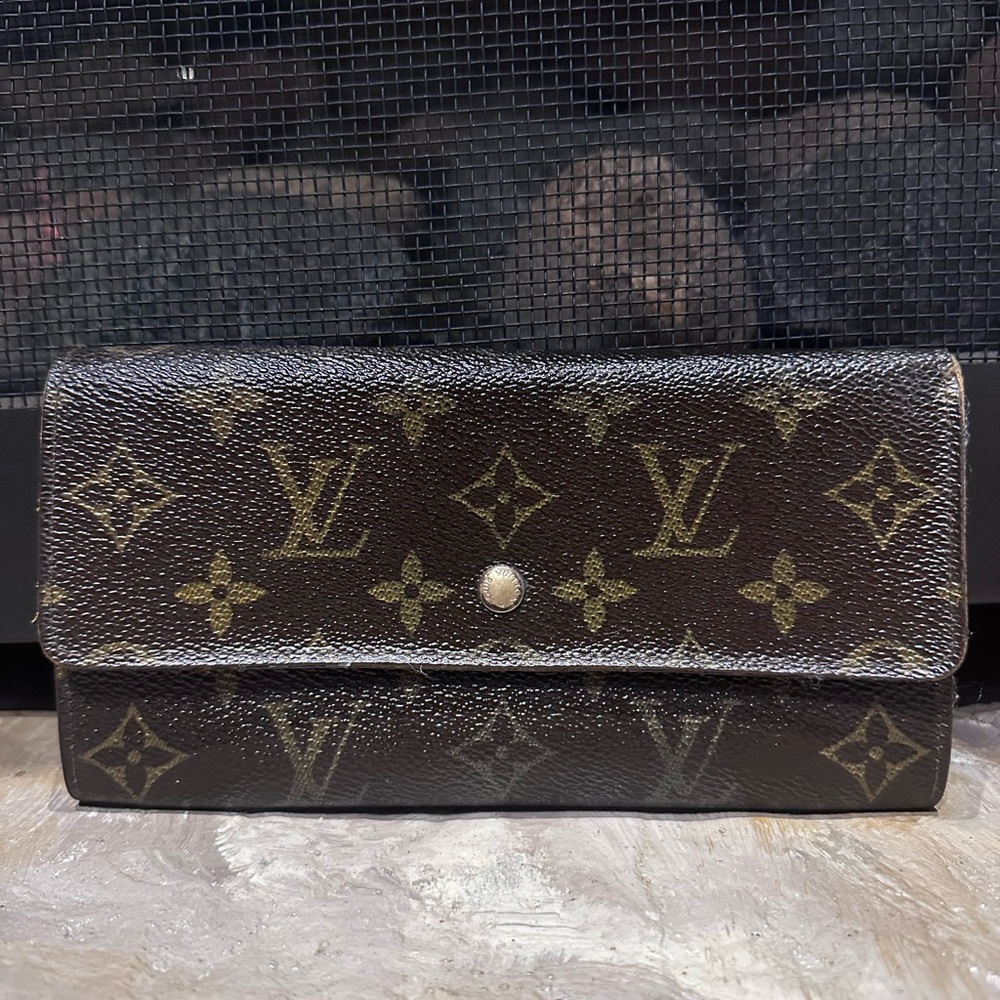 AUTHENTIC Louis Vuitton Brown Monogram Sarah wallet